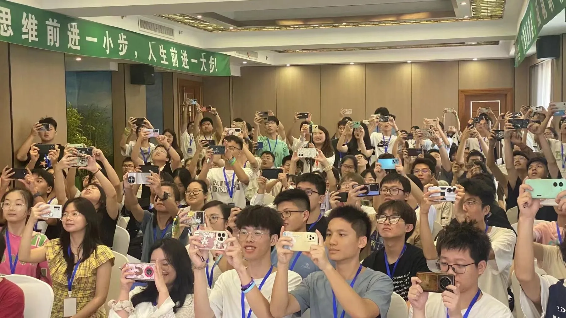 TBE说吧教育线下课堂，学员举手机拍照